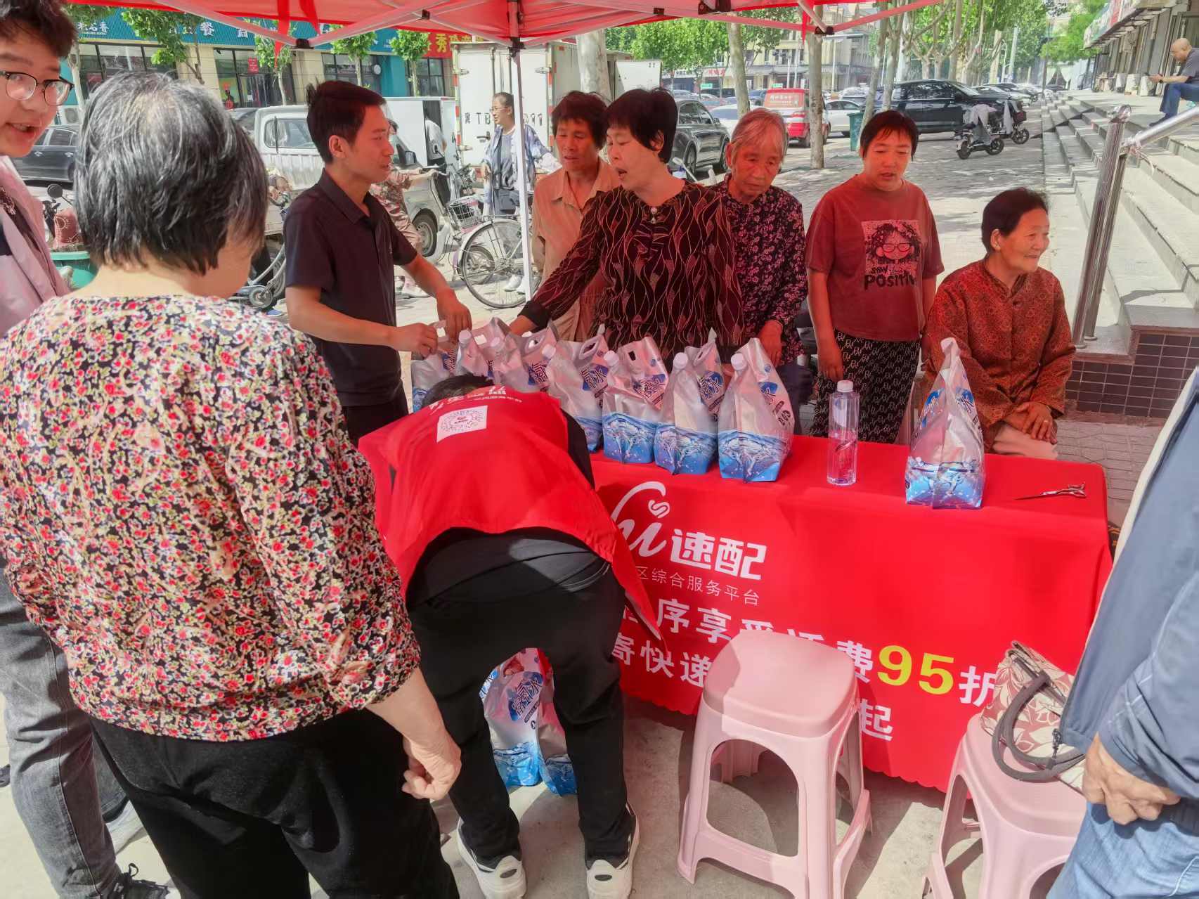 便民服务进社区，贴心服务“零距离”—
